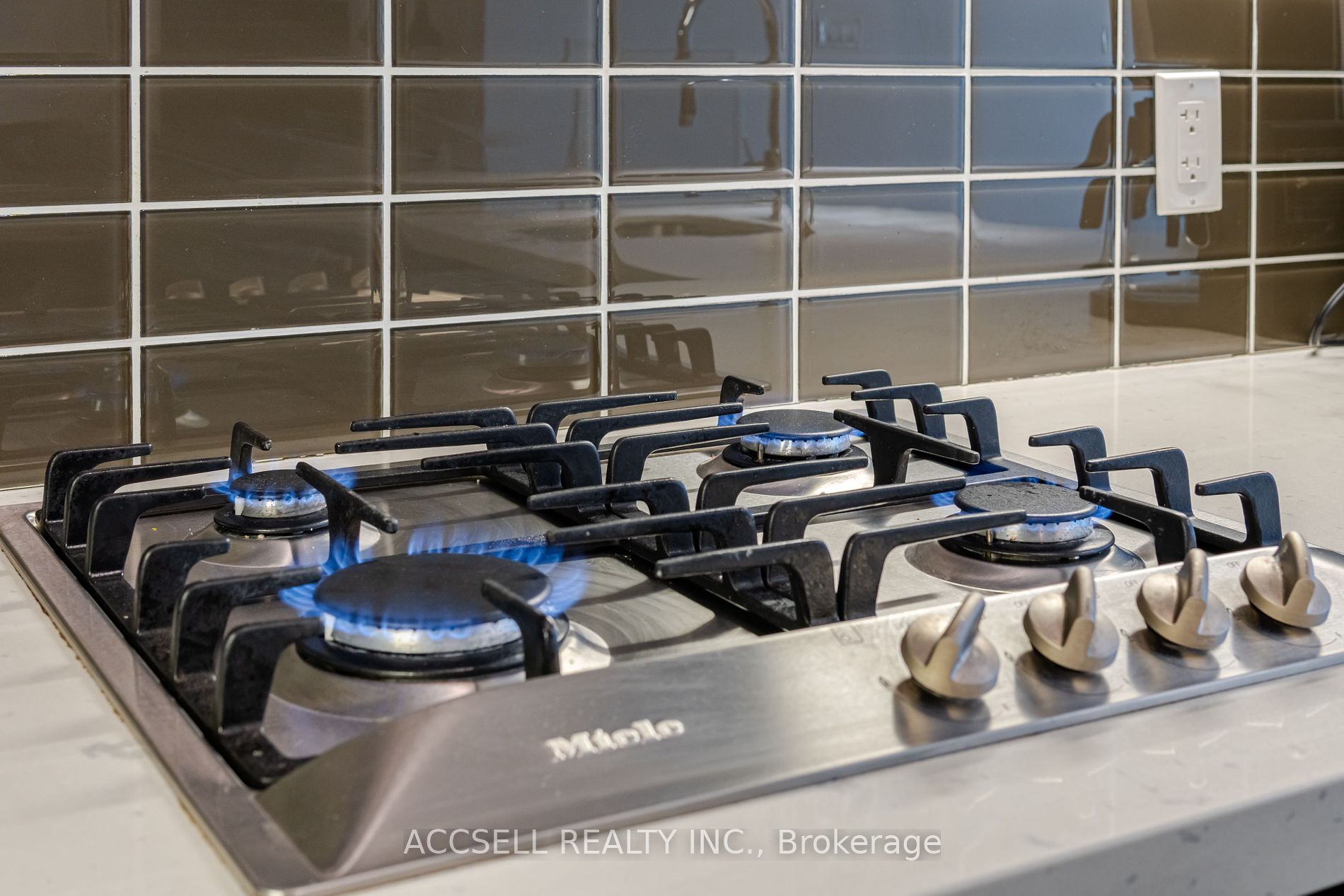 39 Queens Quay E #821