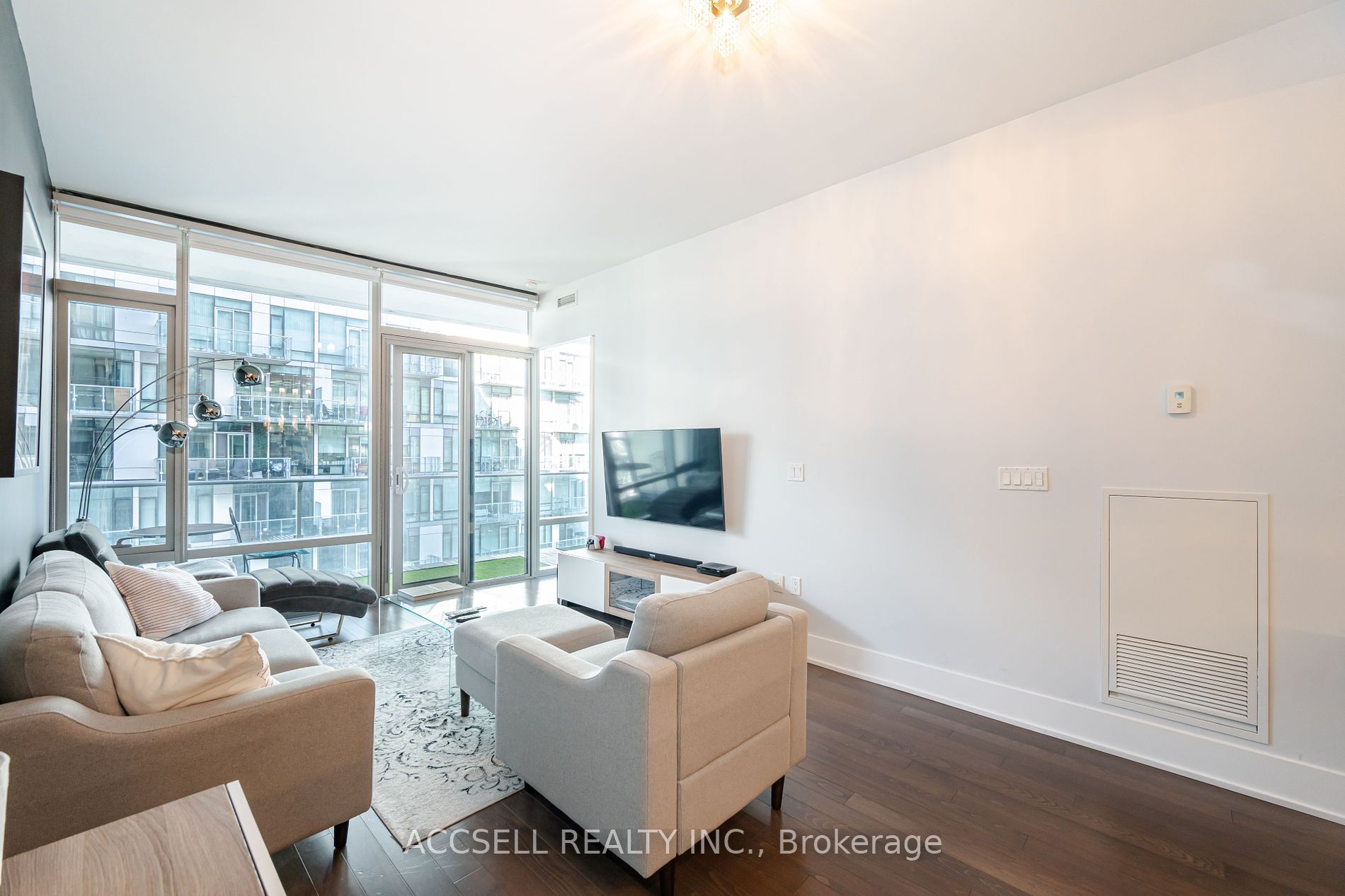 39 Queens Quay E #821