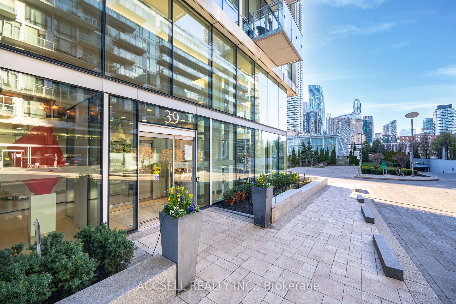 39 Queens Quay E #821