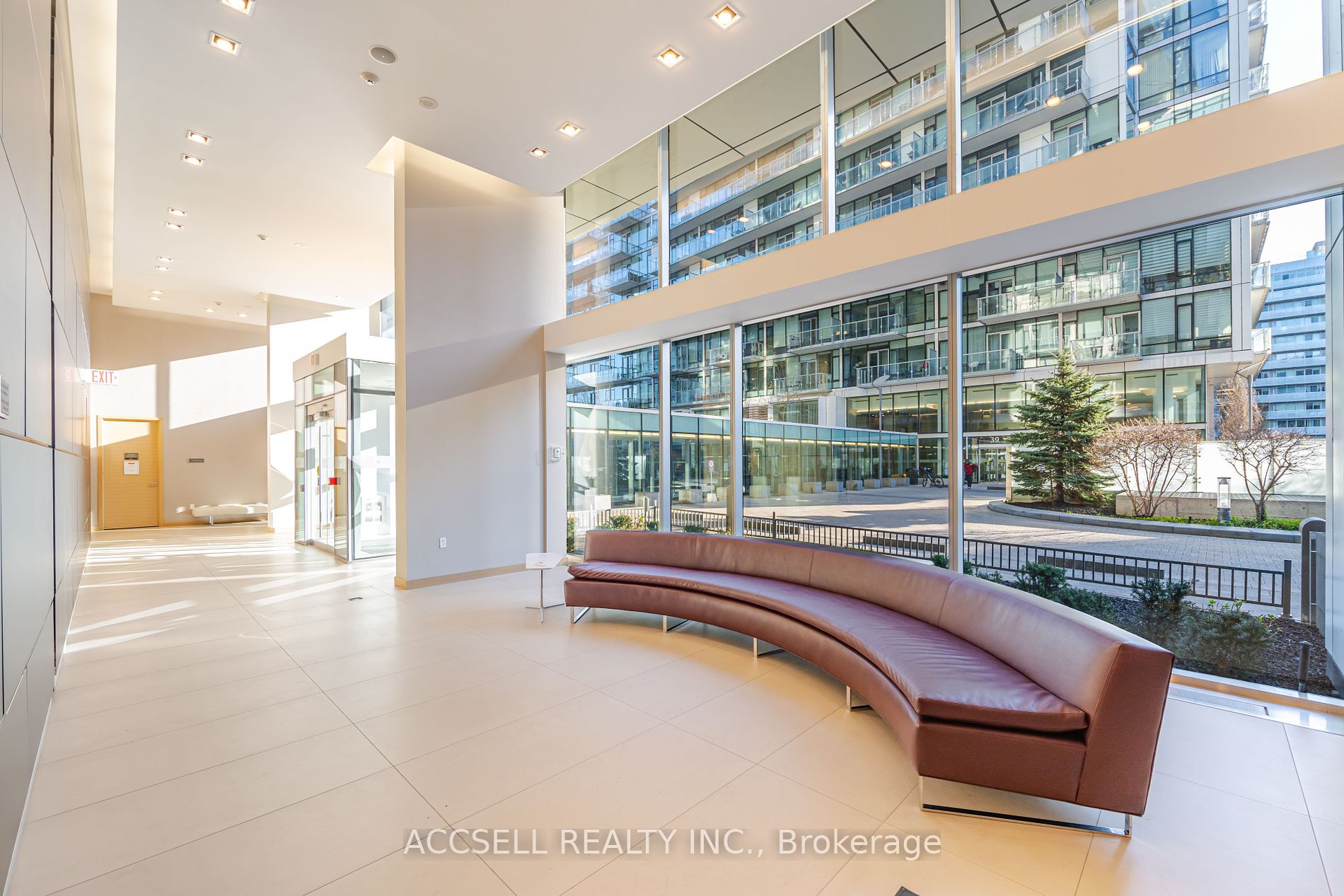 39 Queens Quay E #821