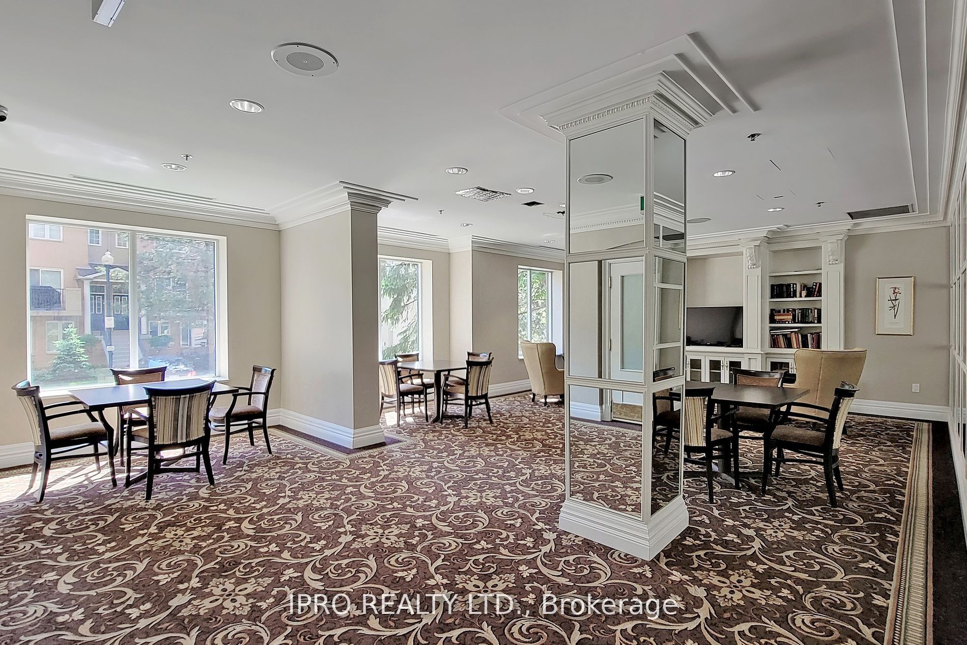 18 Sommerset Way, #216