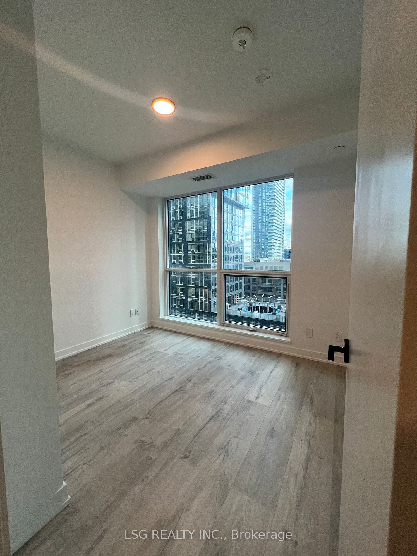 327 King Street W, #1703