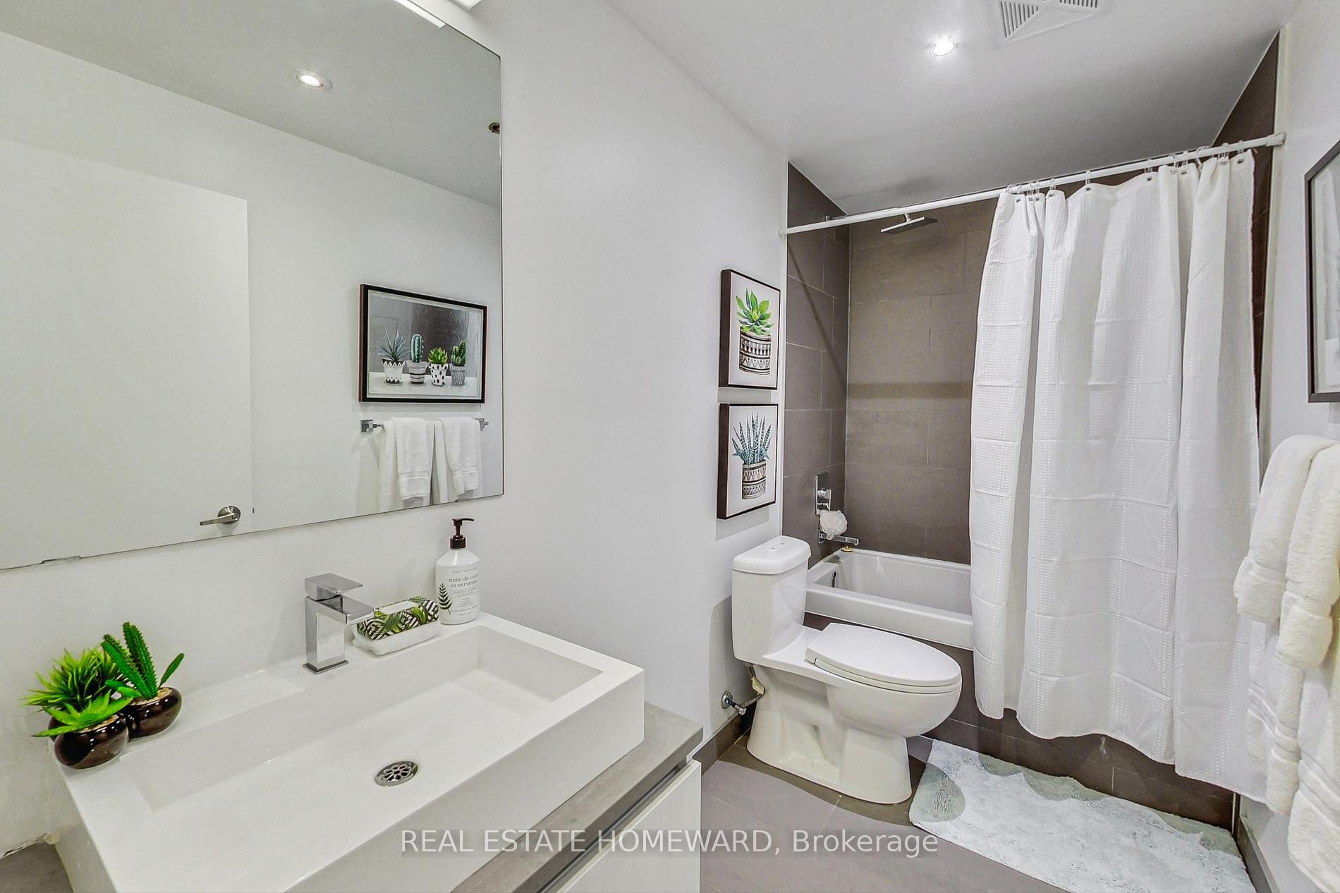 111 Bathurst St, #320
