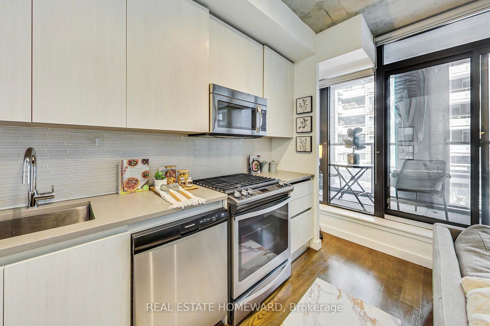 111 Bathurst St, #320