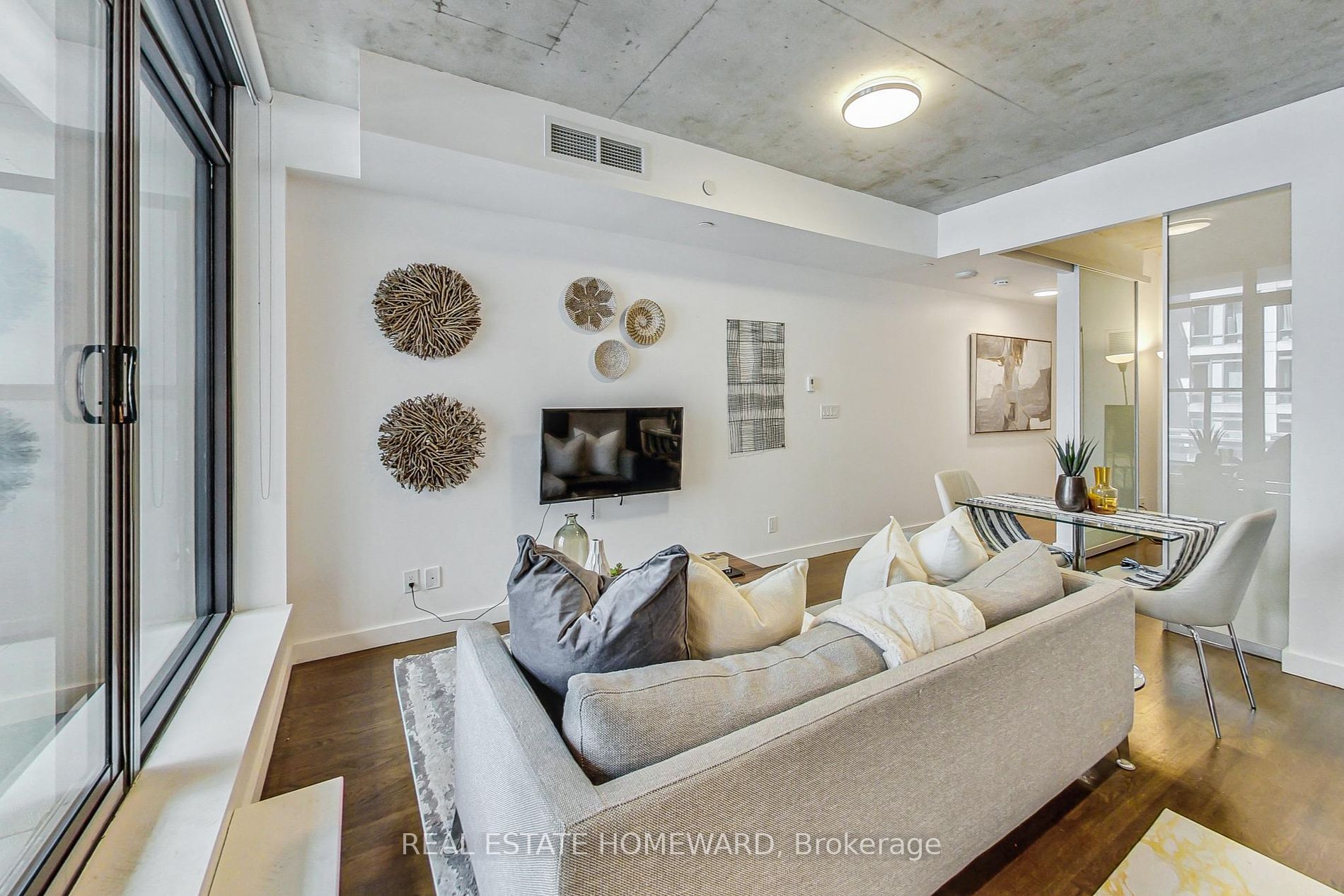 111 Bathurst St, #320