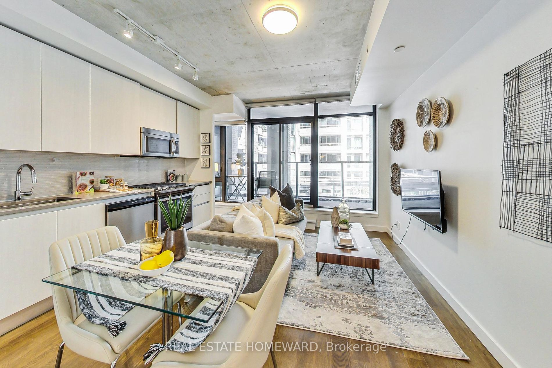 111 Bathurst St, #320