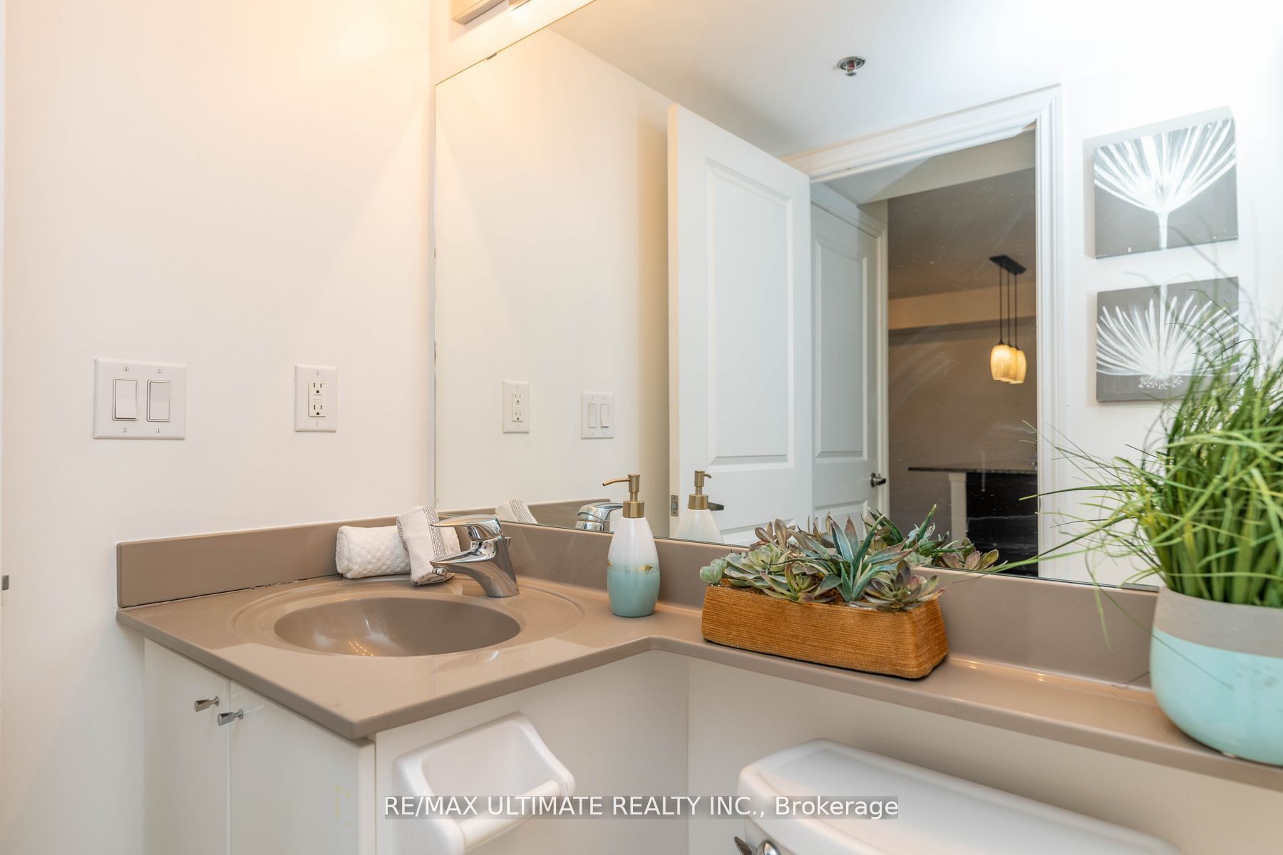 760 Sheppard Ave W, #302