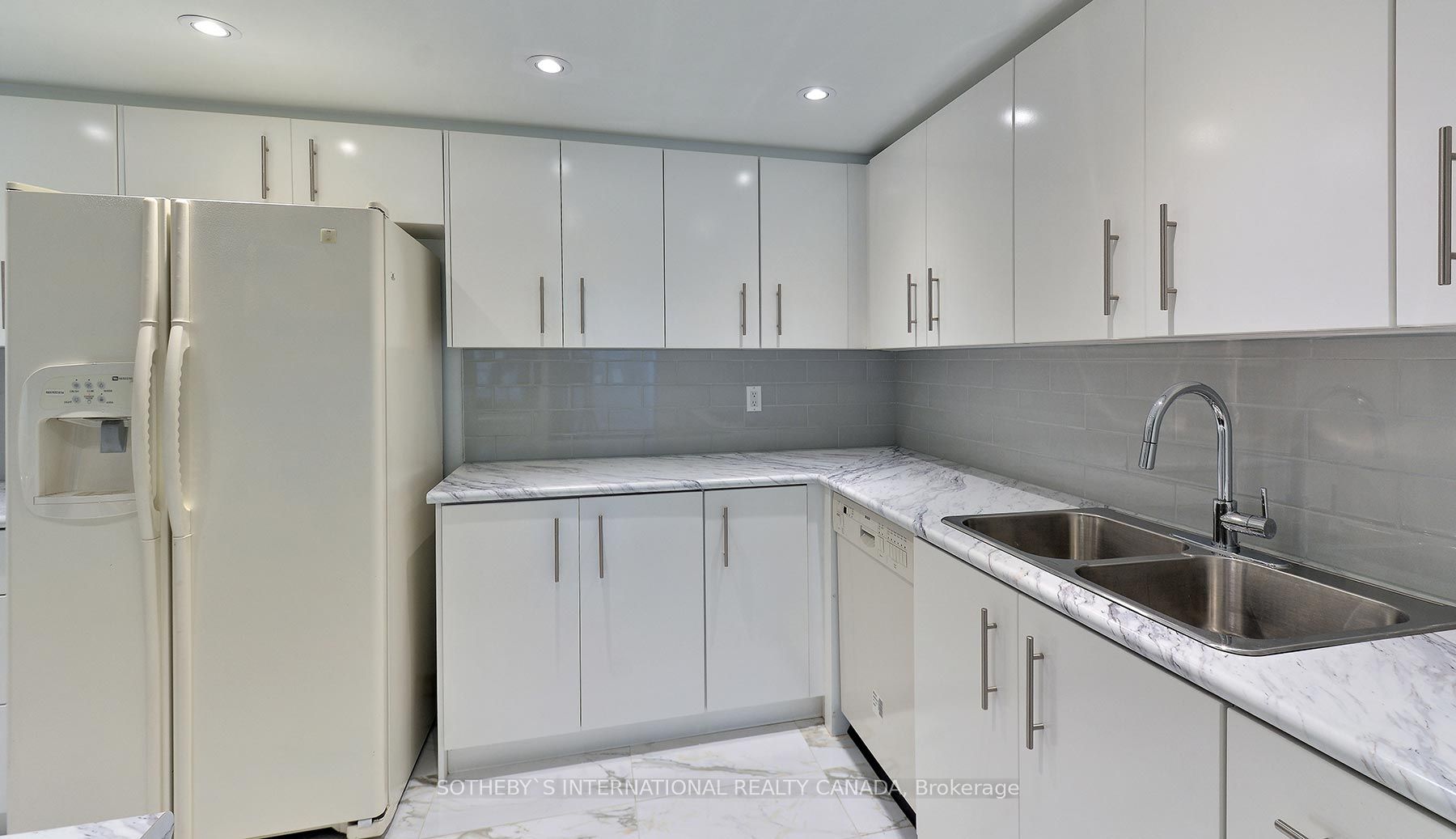 71 Charles St E, #302