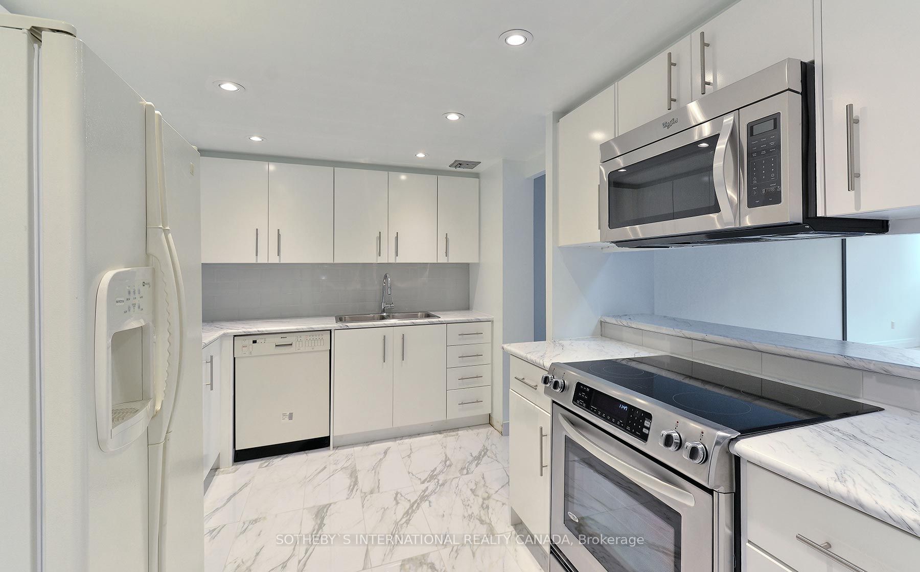 71 Charles St E, #302