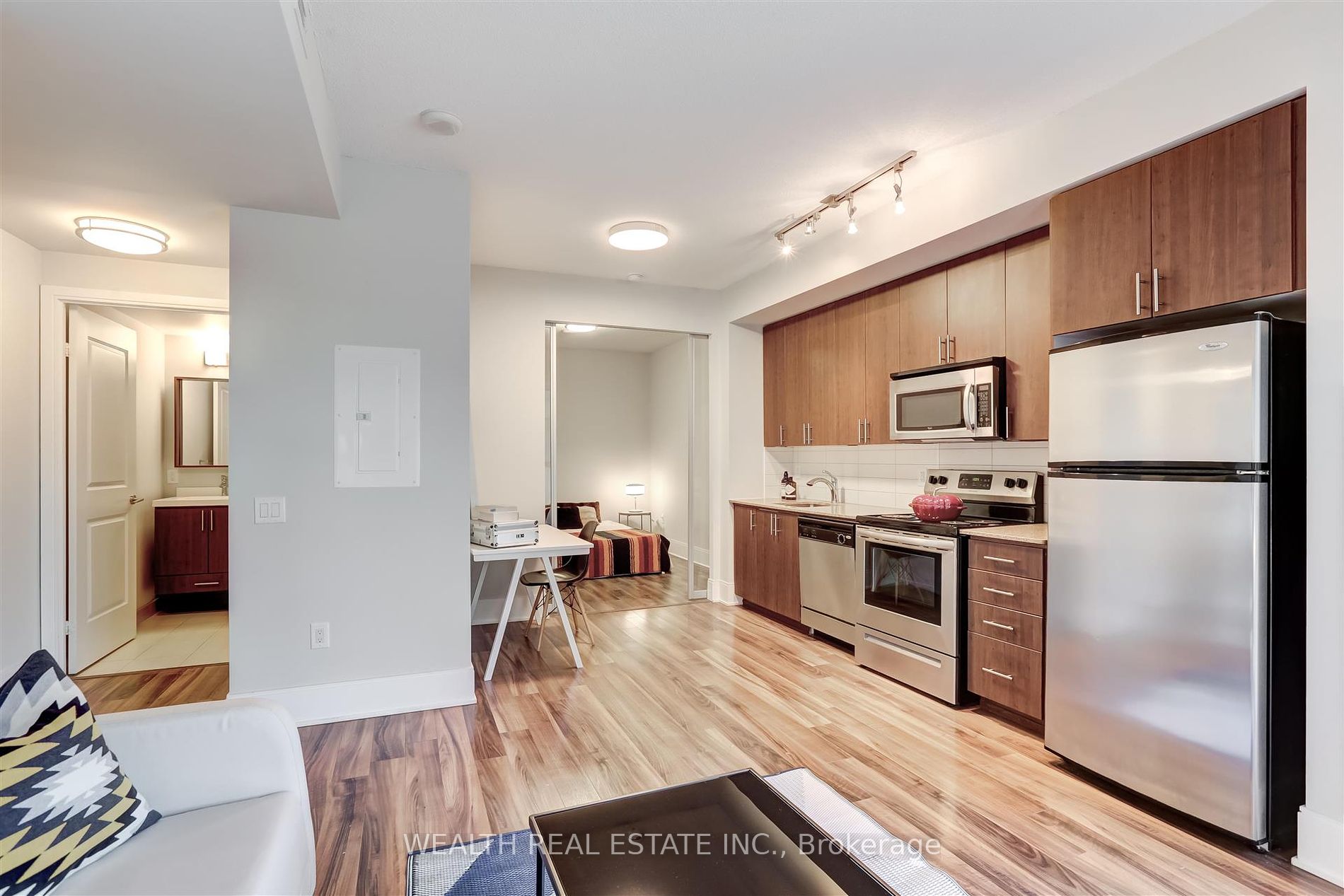 560 Front St W, #726