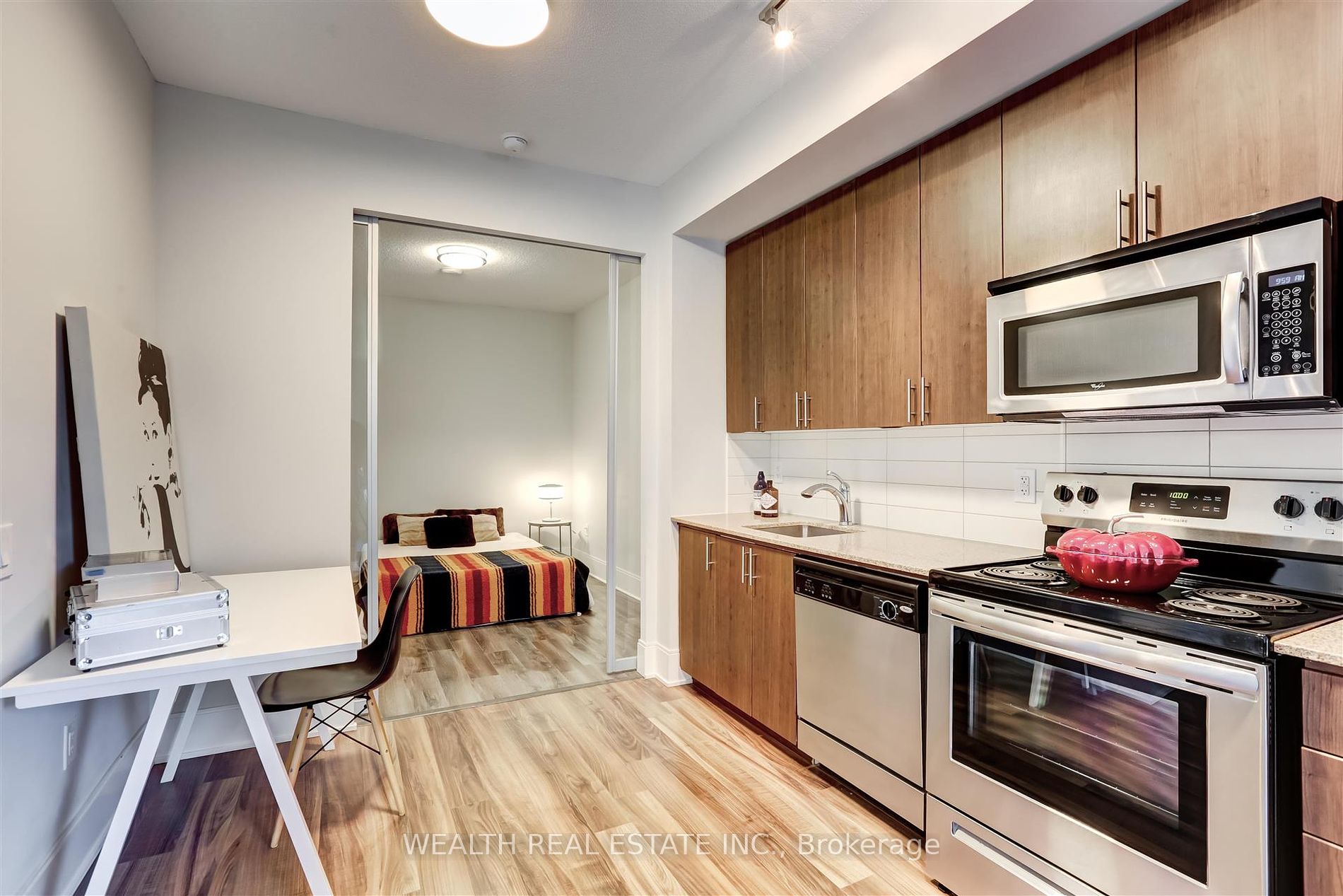 560 Front St W, #726