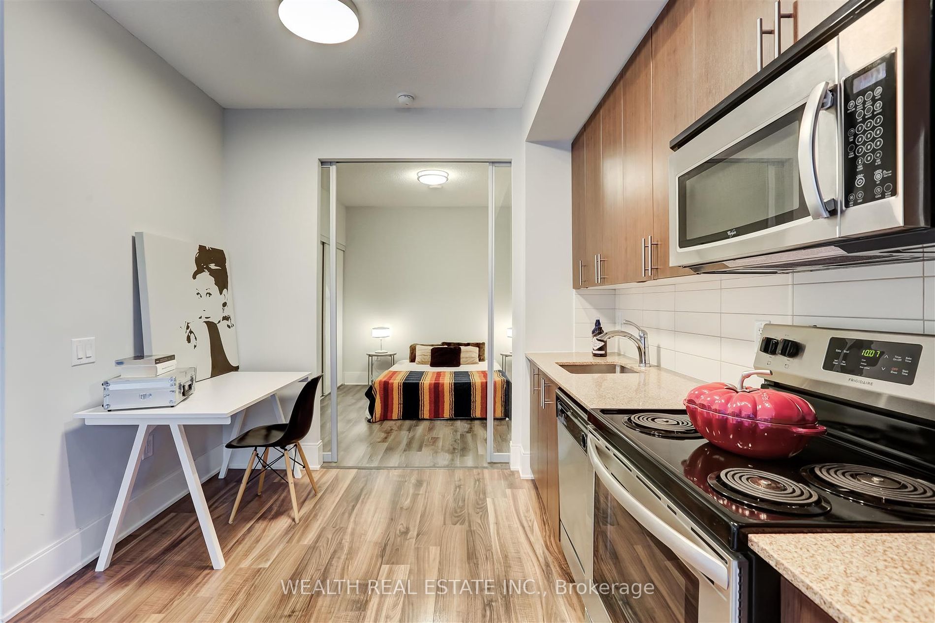 560 Front St W, #726