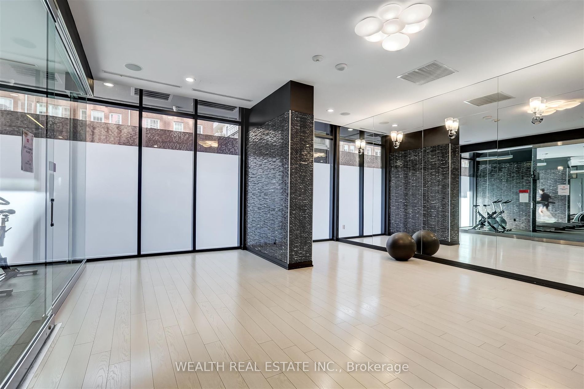 560 Front St W, #726