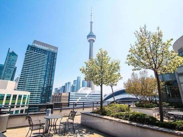 20 Blue Jays Way #315