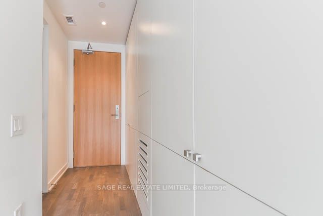 38 Stewart Street #802