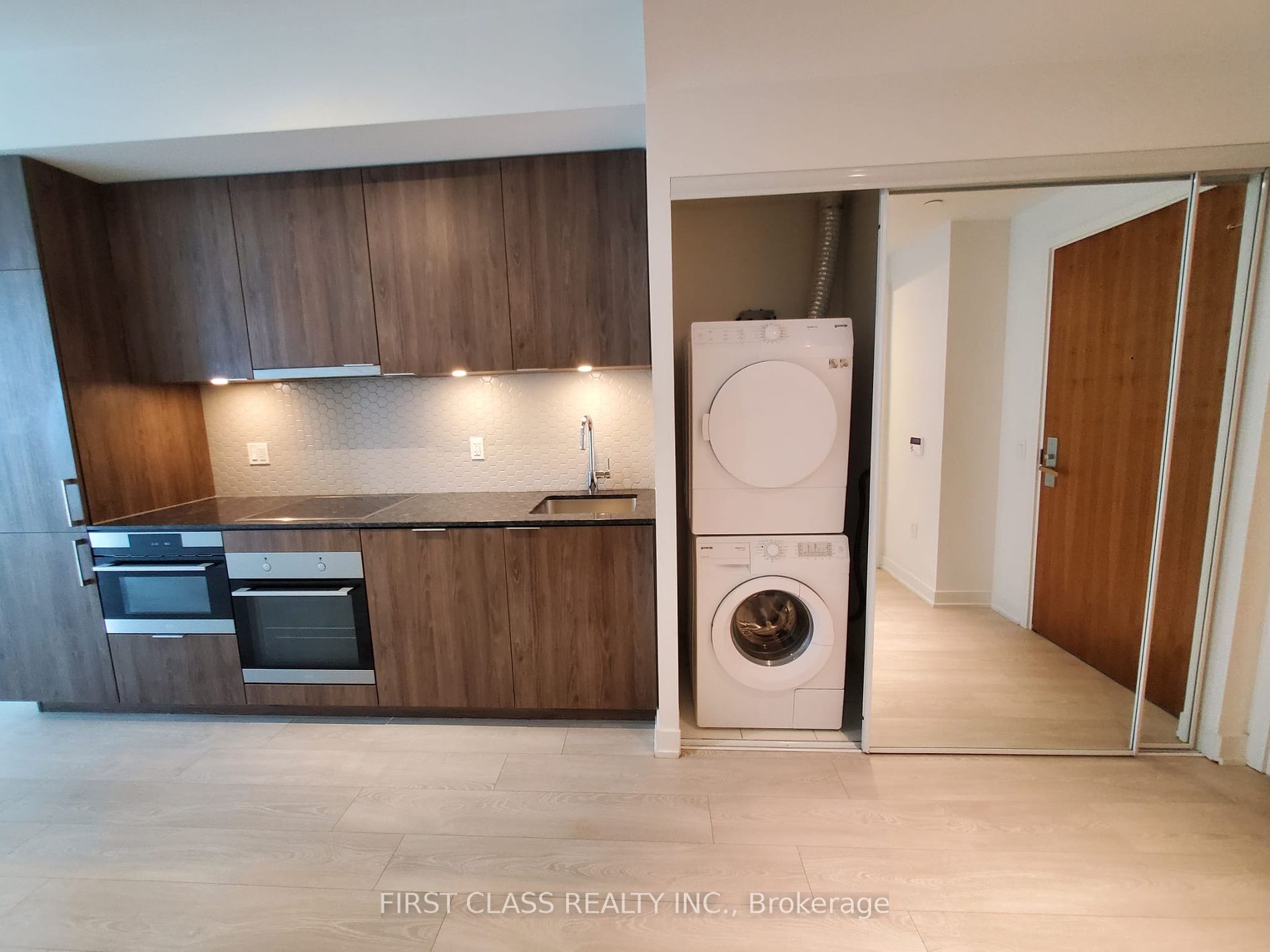 15 Queens Quay E #408
