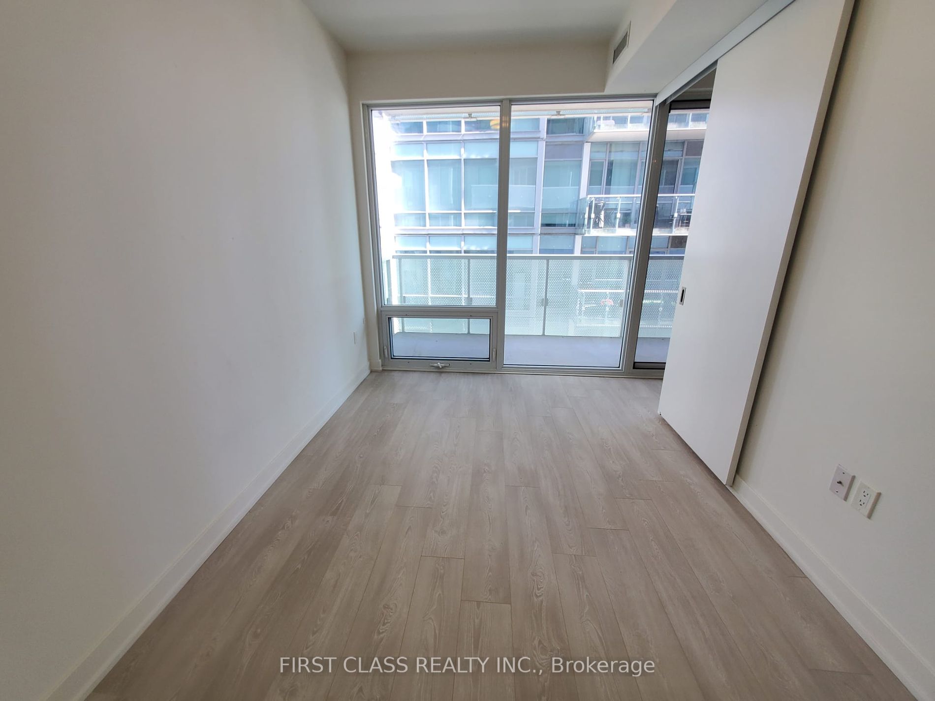 15 Queens Quay E #408