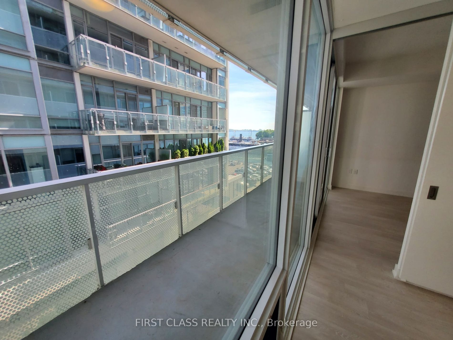 15 Queens Quay E #408