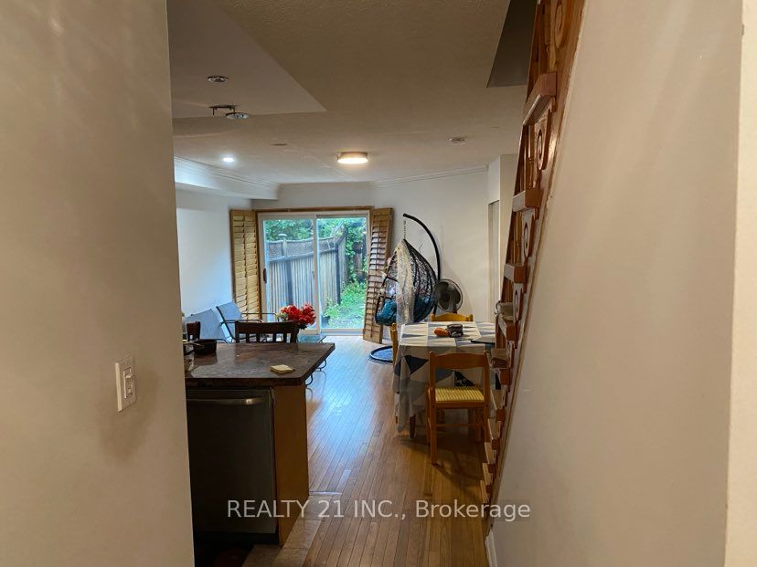 19 Warner Ave Avenue E