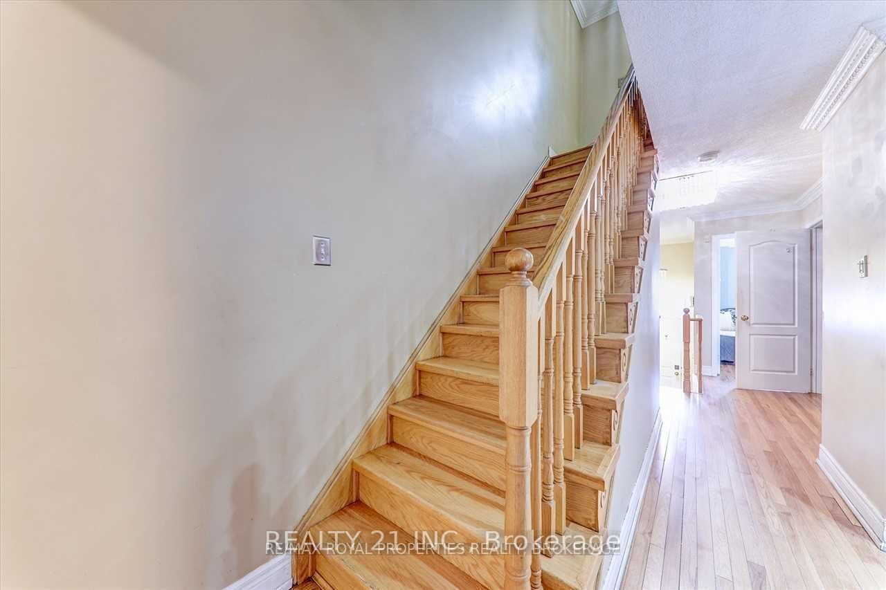19 Warner Ave Avenue E