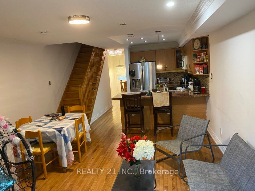 19 Warner Ave Avenue E