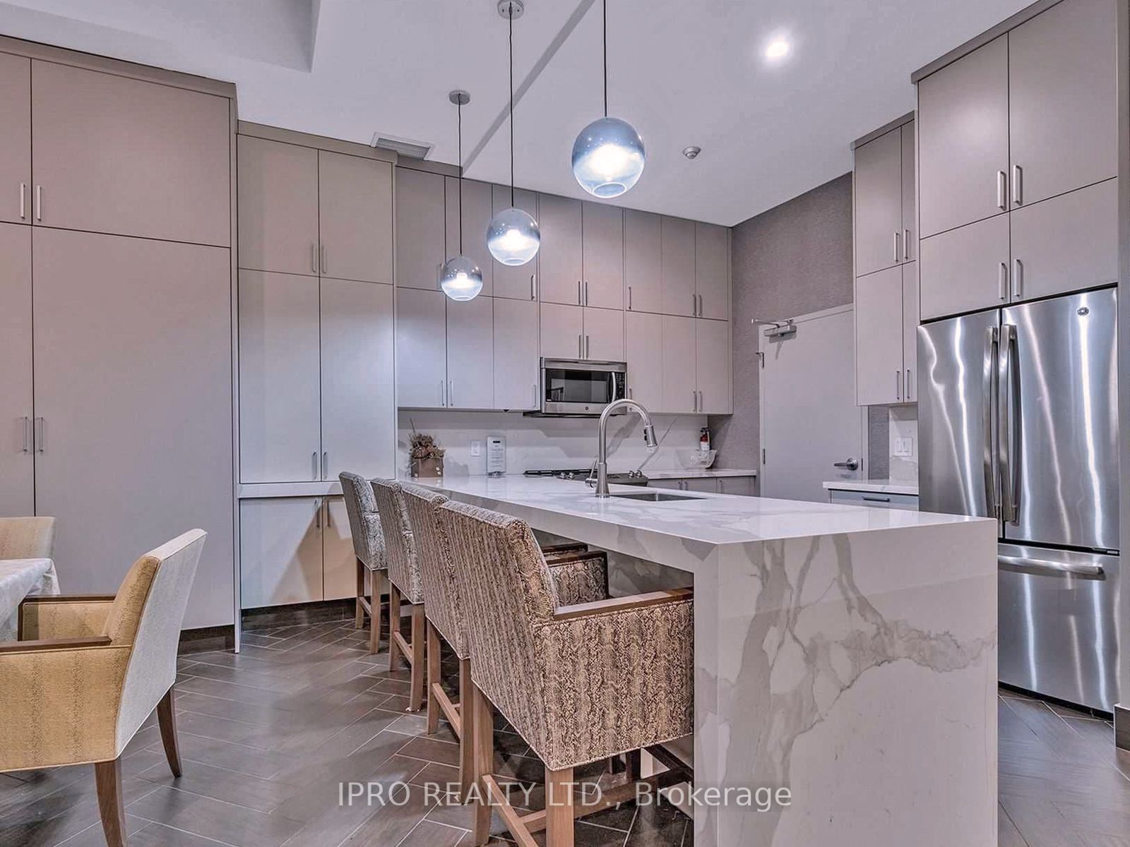 18 Kenaston Gdns, #103