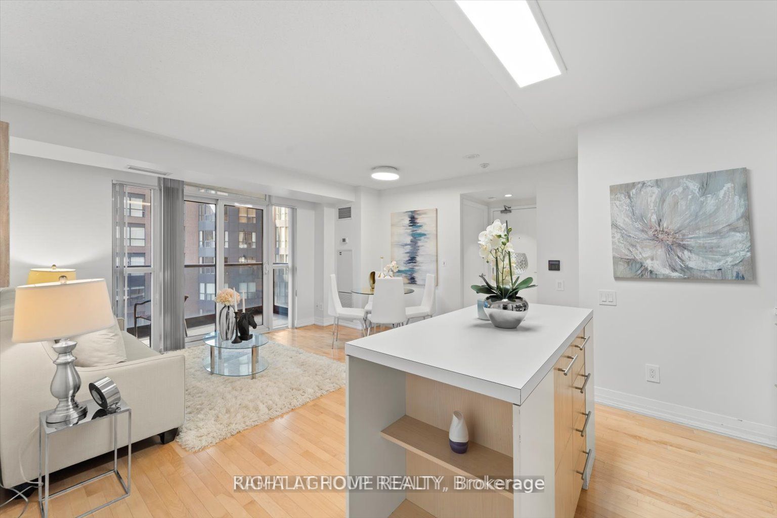 21 Carlton St, #1201