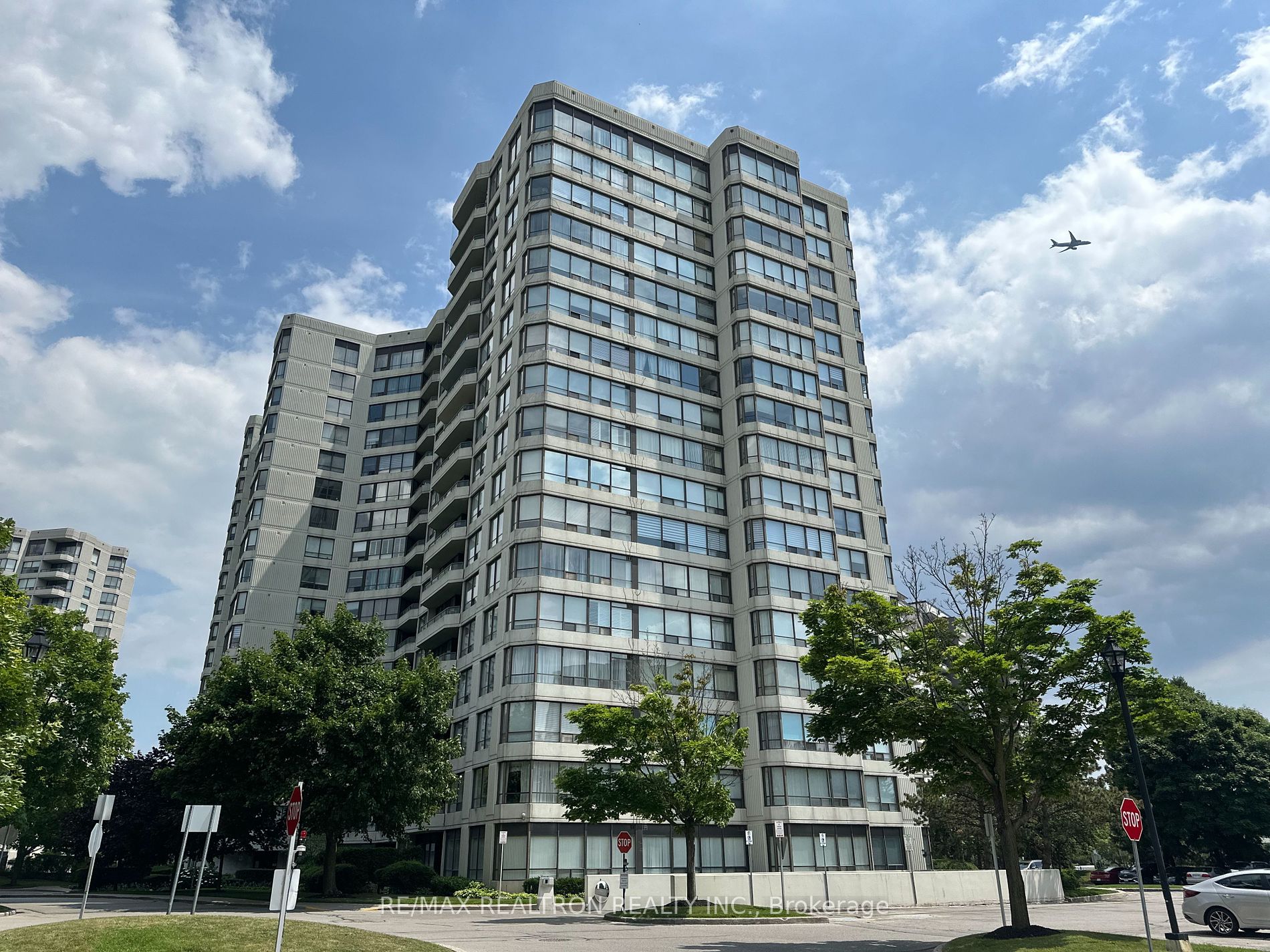 1121 Steeles Avenue W, #802