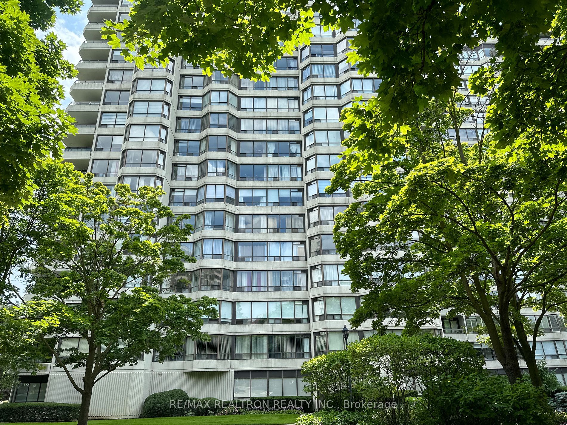 1121 Steeles Avenue W, #802