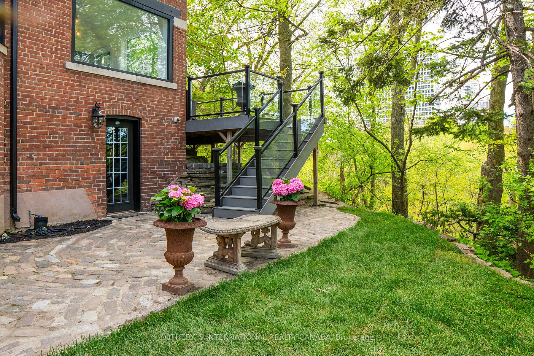 379 Walmer Rd