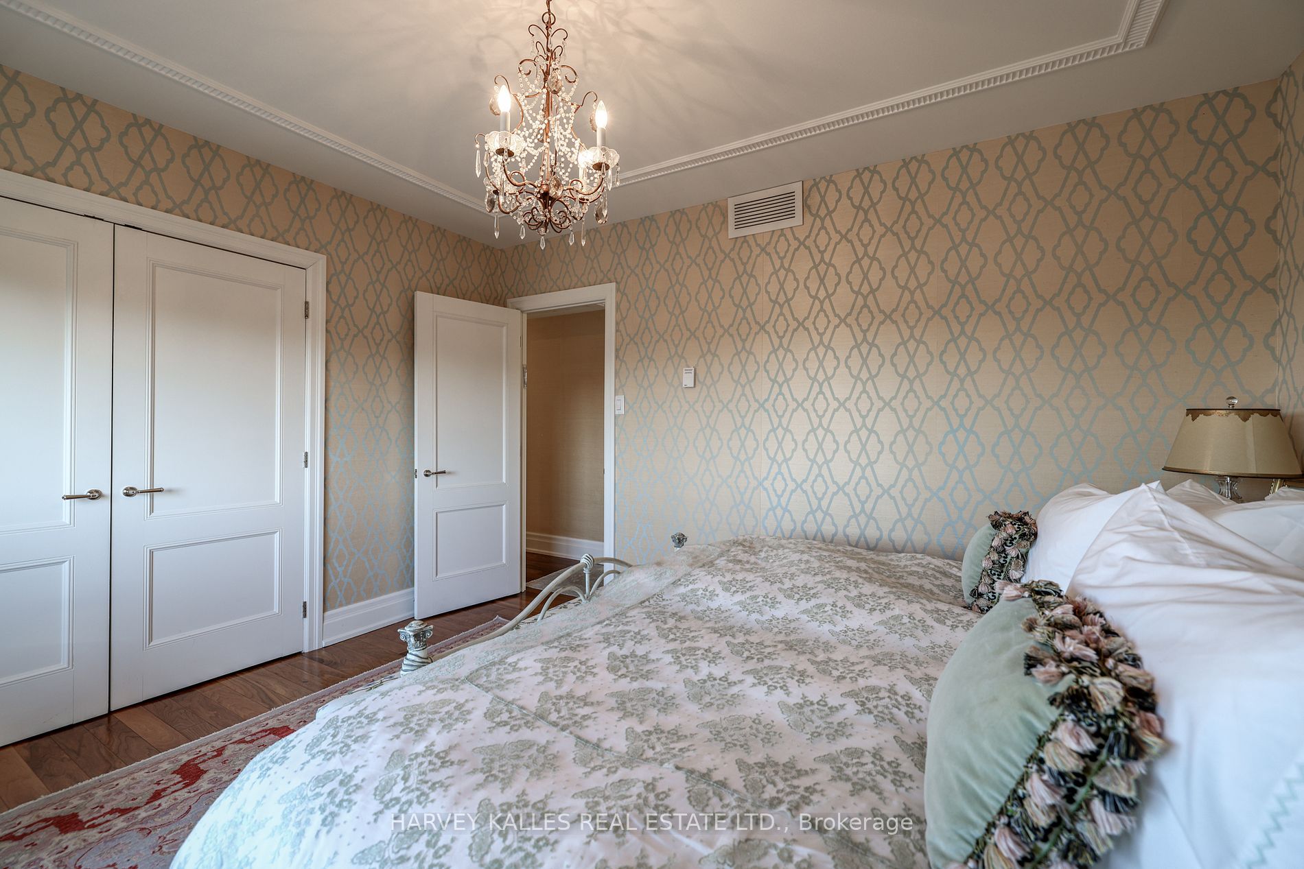 2600 Bathurst Street, #801