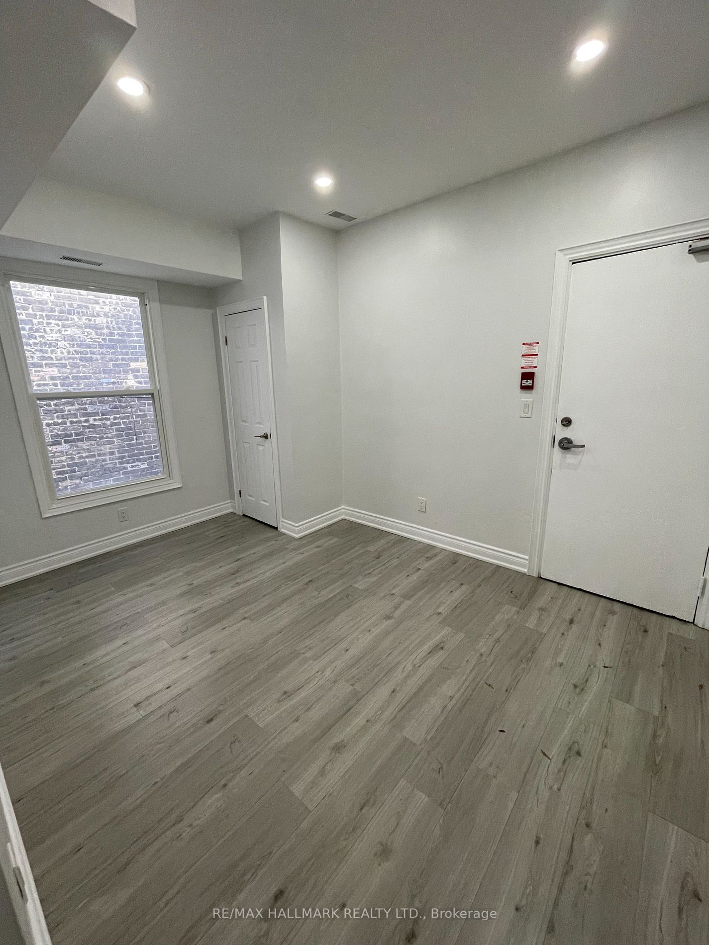 414 Dundas St E