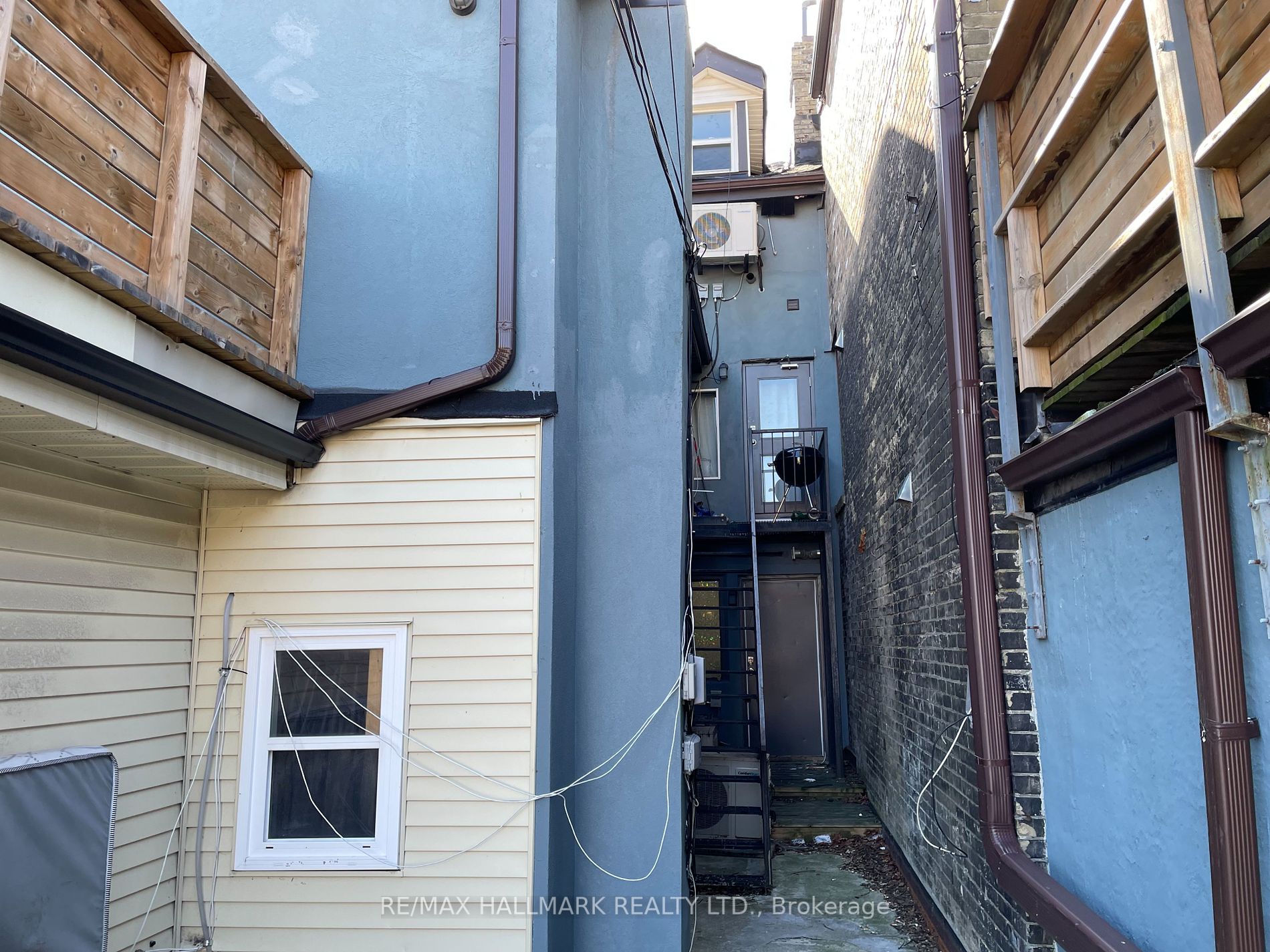 414 Dundas St E