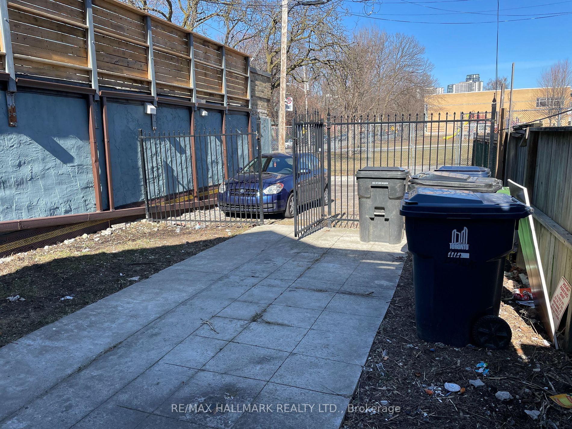 414 Dundas St E