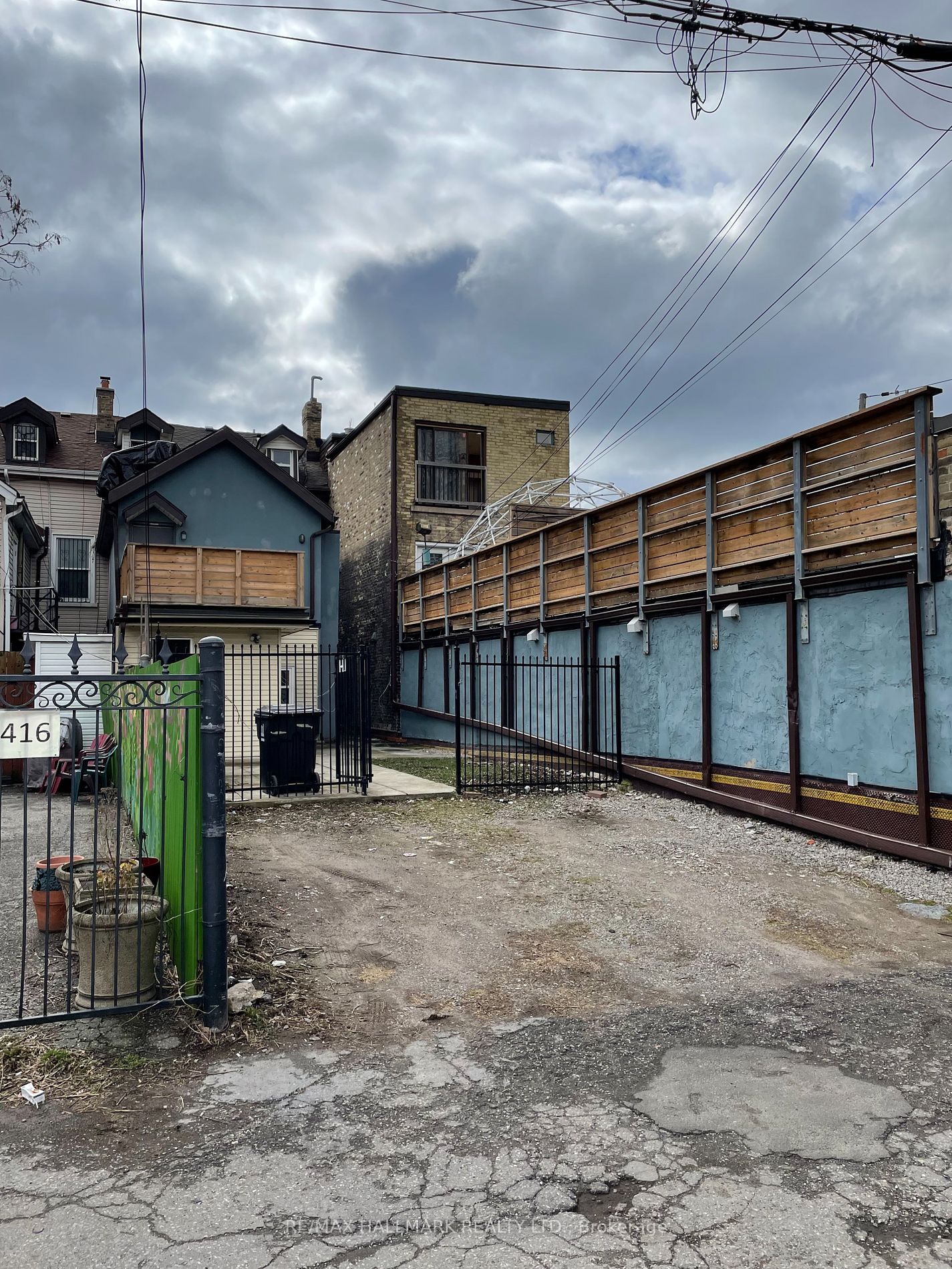 414 Dundas St E