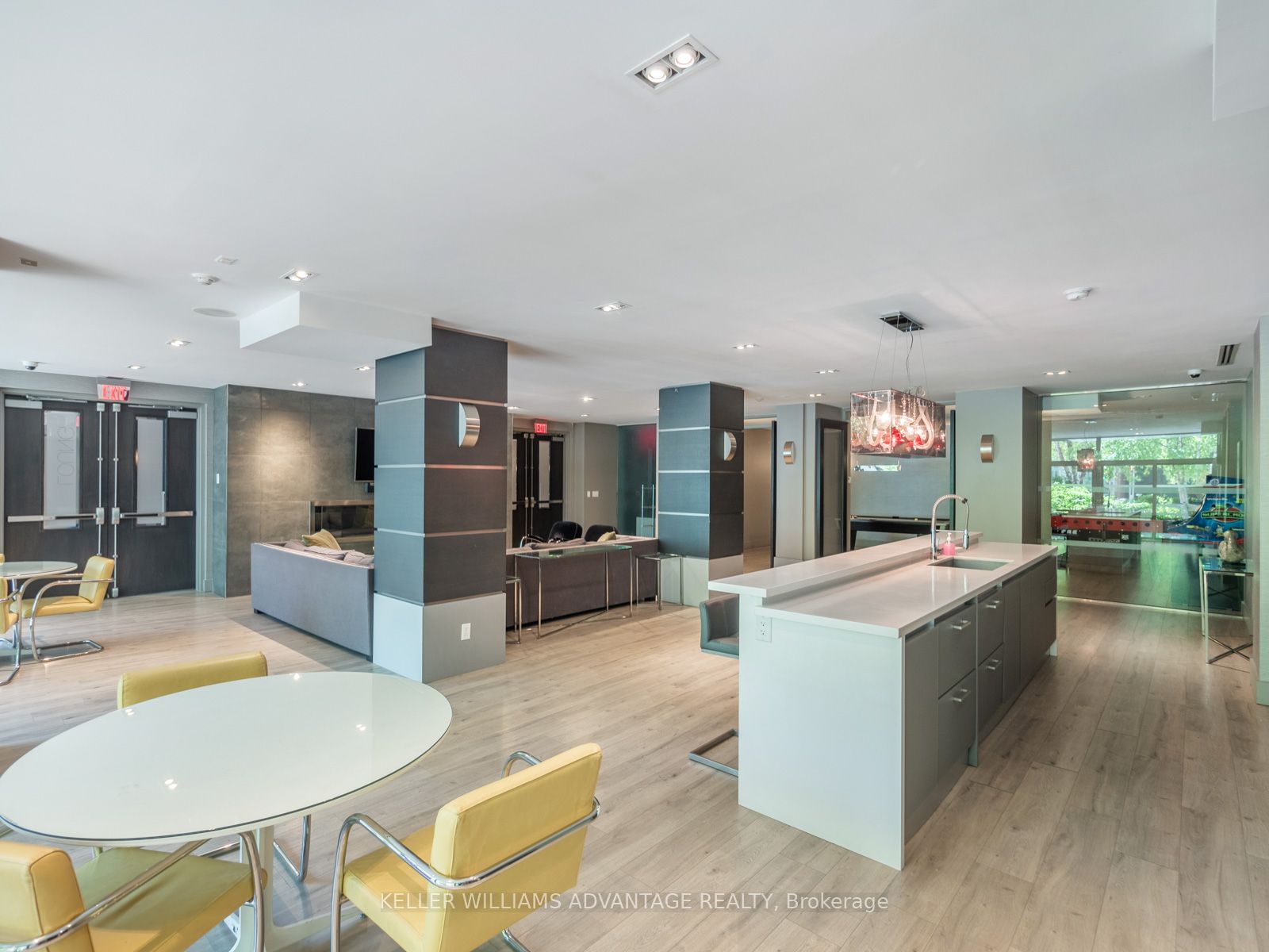 399 Adelaide Street W, #413