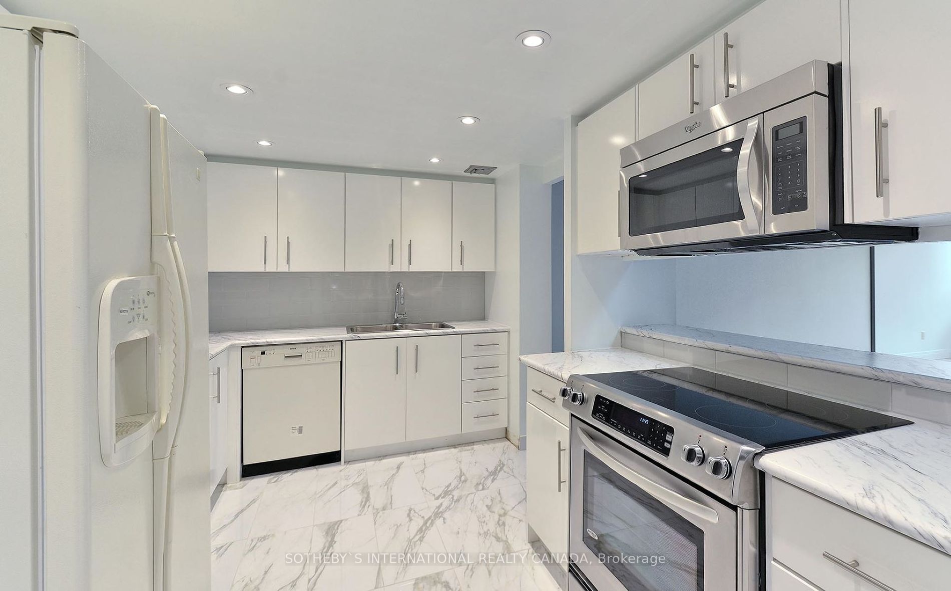 71 Charles St E, #302