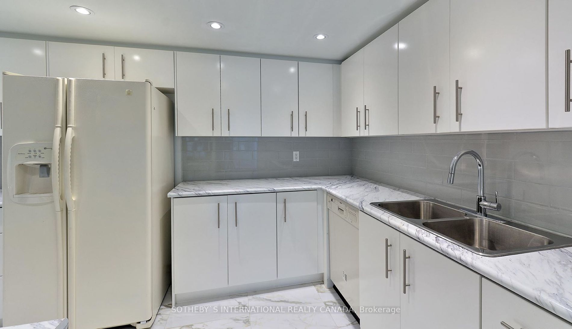 71 Charles St E, #302