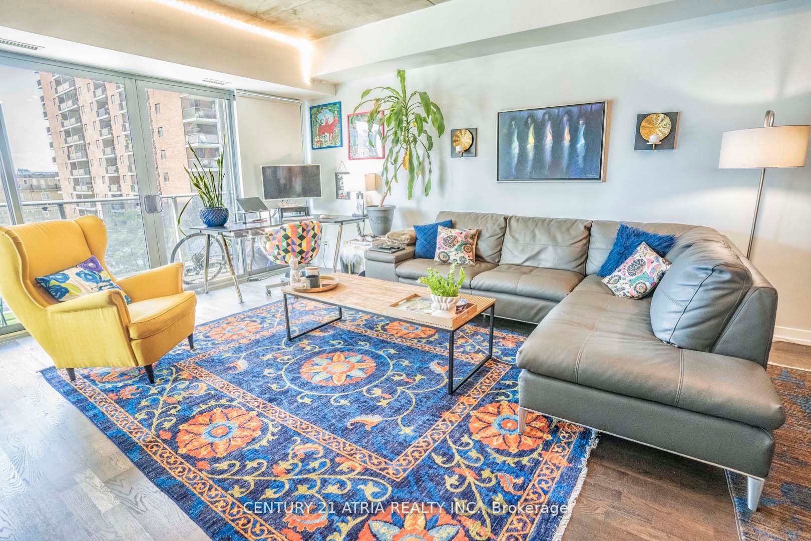 95 Bathurst St, #323