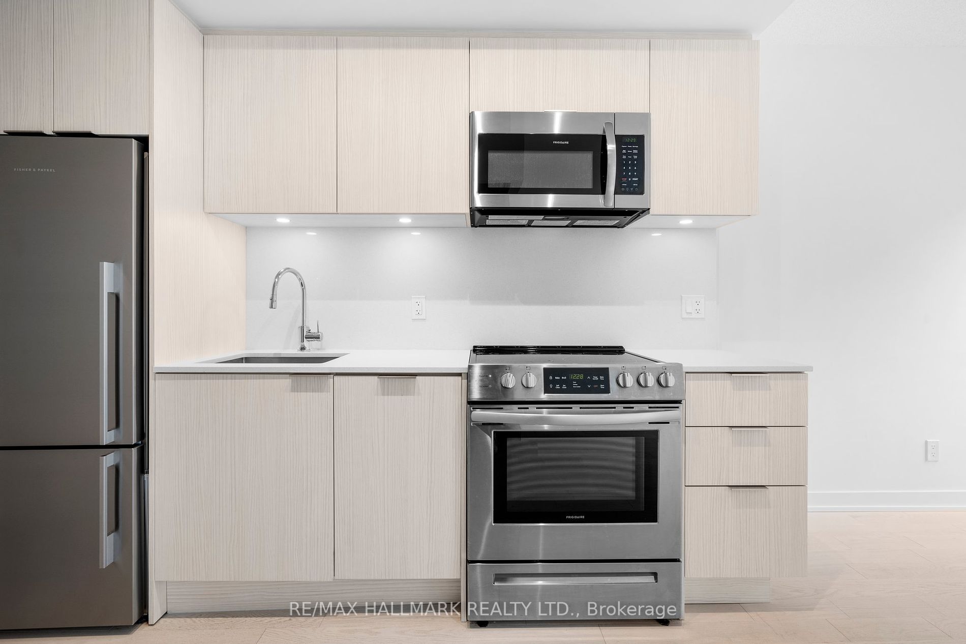 25 Richmond St E, #218