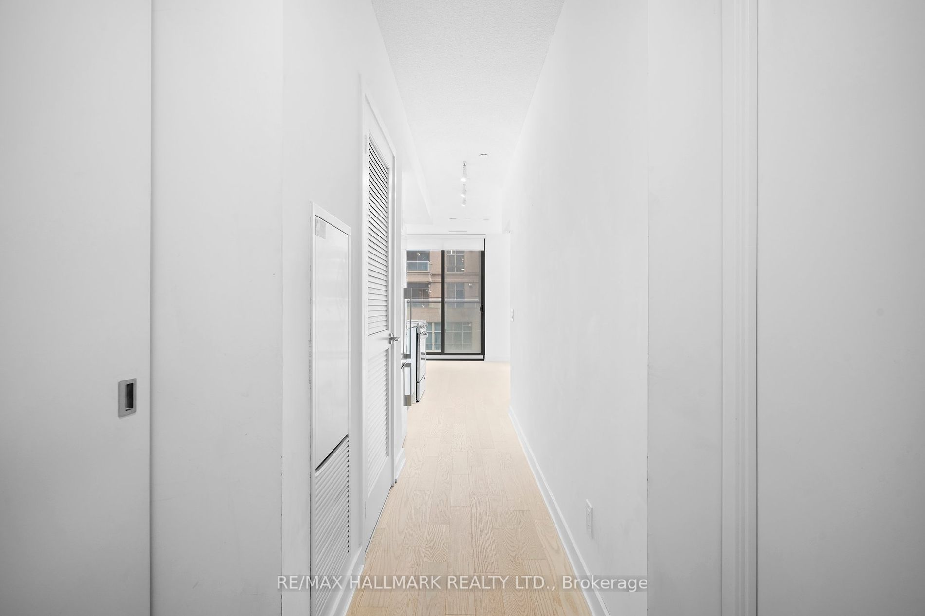 25 Richmond St E, #218