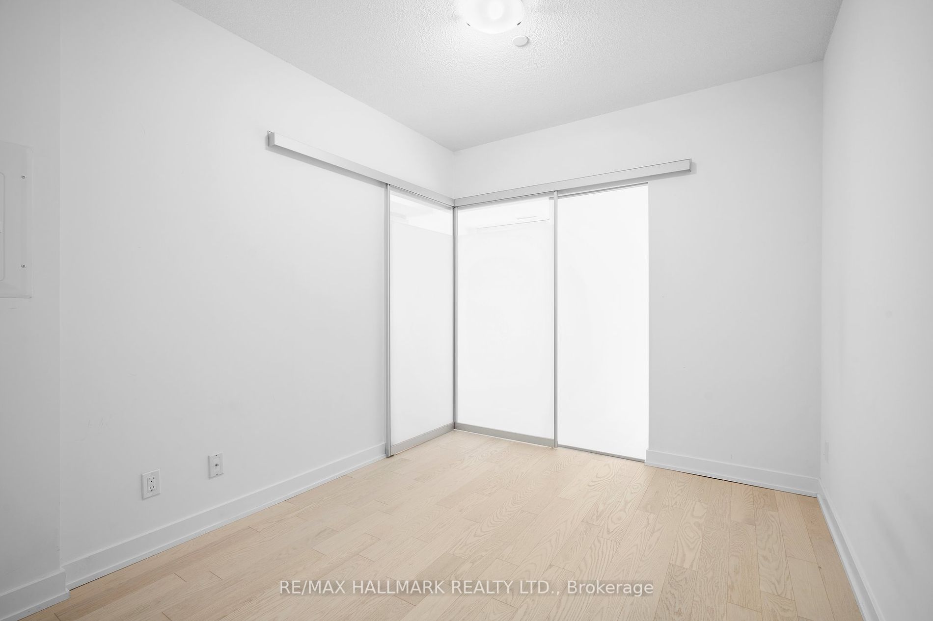 25 Richmond St E, #218