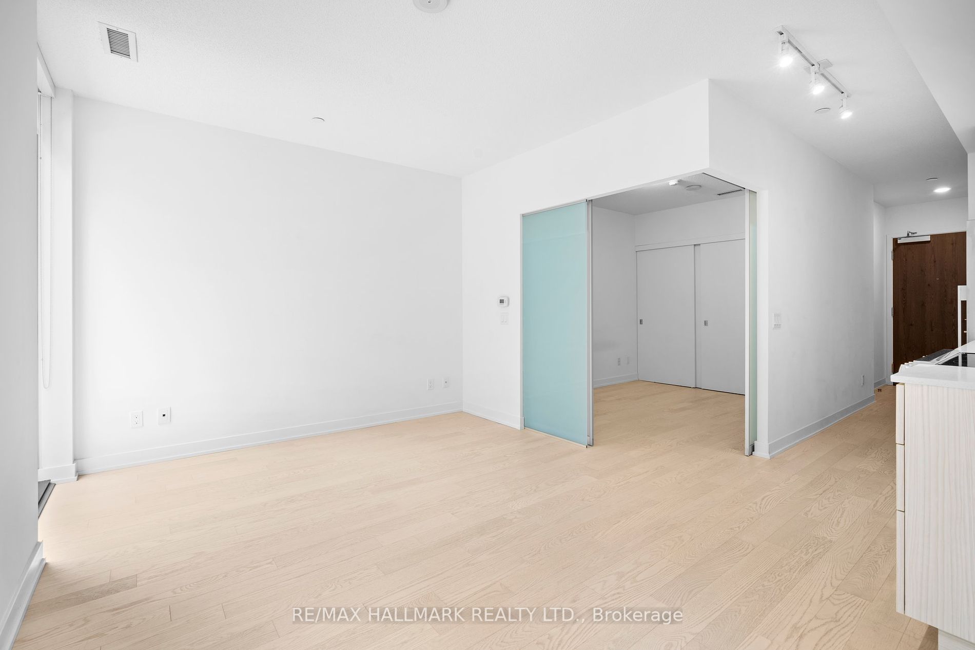 25 Richmond St E, #218