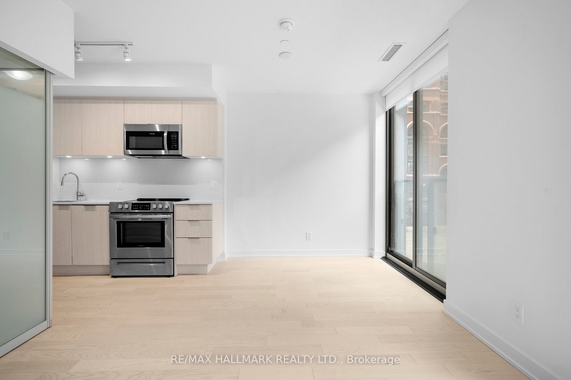 25 Richmond St E, #218