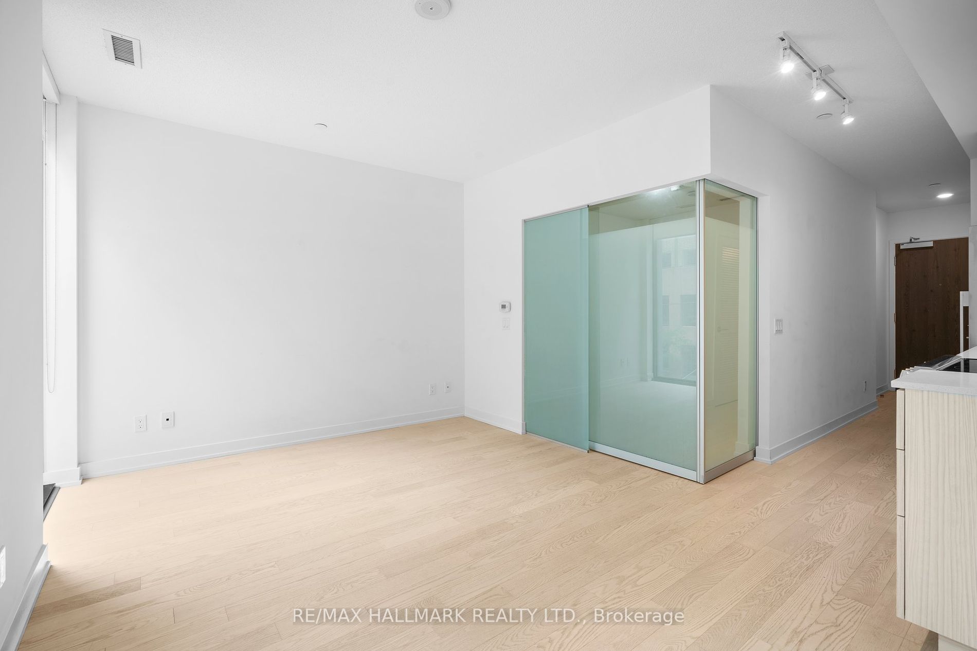 25 Richmond St E, #218