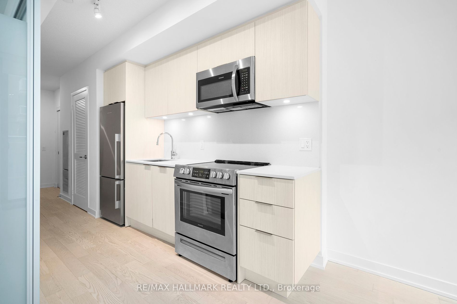 25 Richmond St E, #218