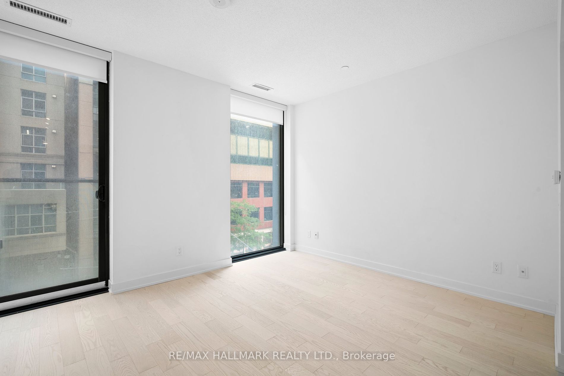 25 Richmond St E, #218