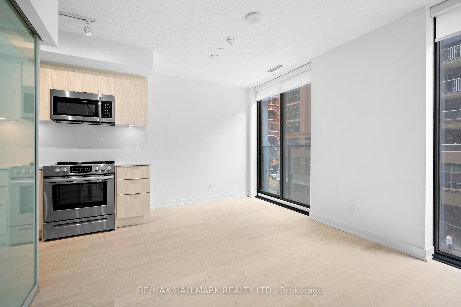 25 Richmond St E, #218