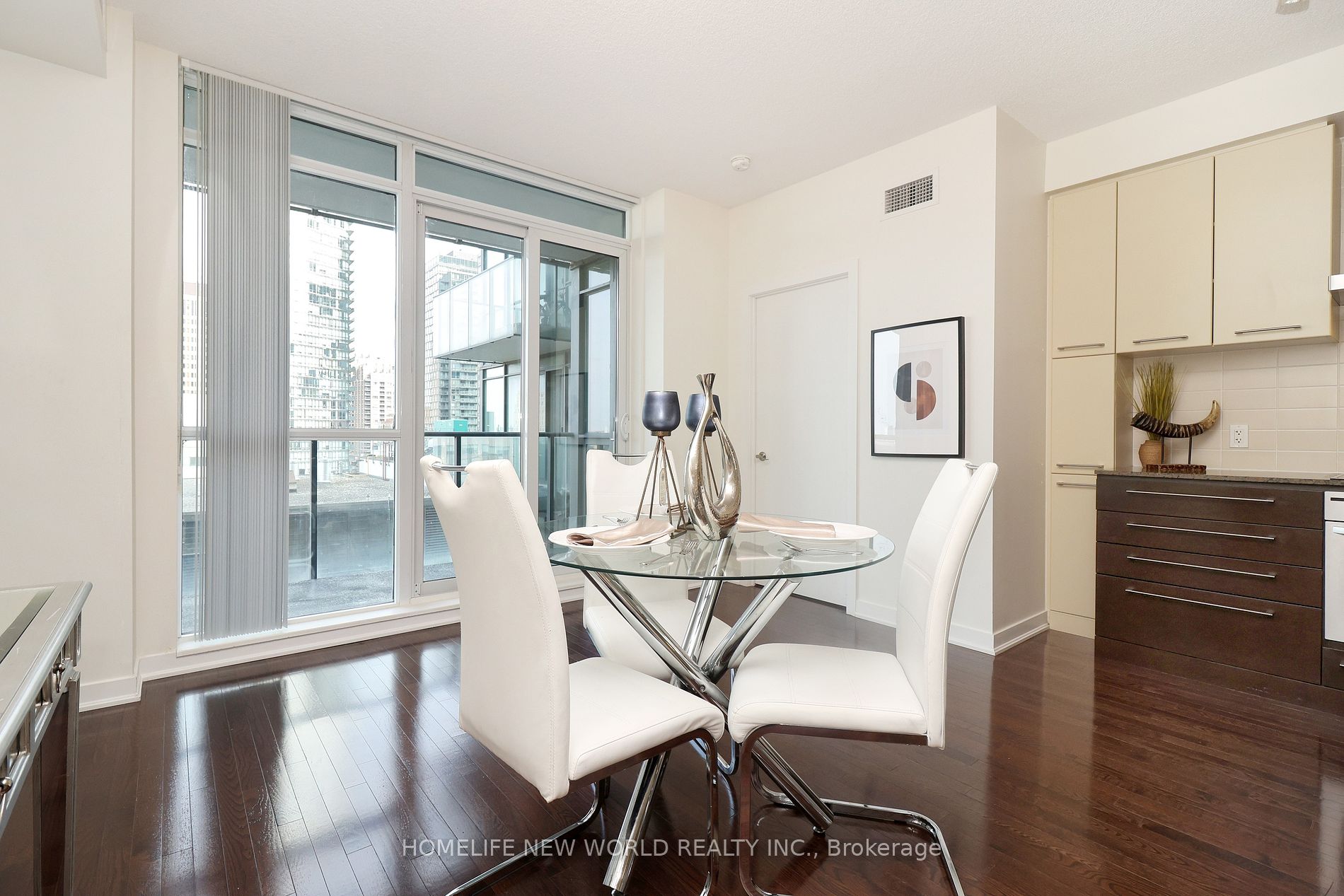 770 Bay St, #1613