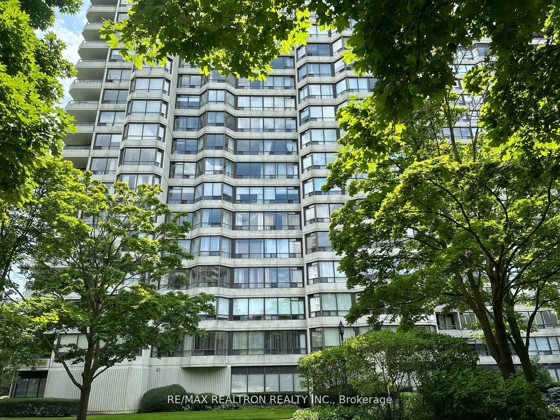 1121 Steeles Avenue W, #802